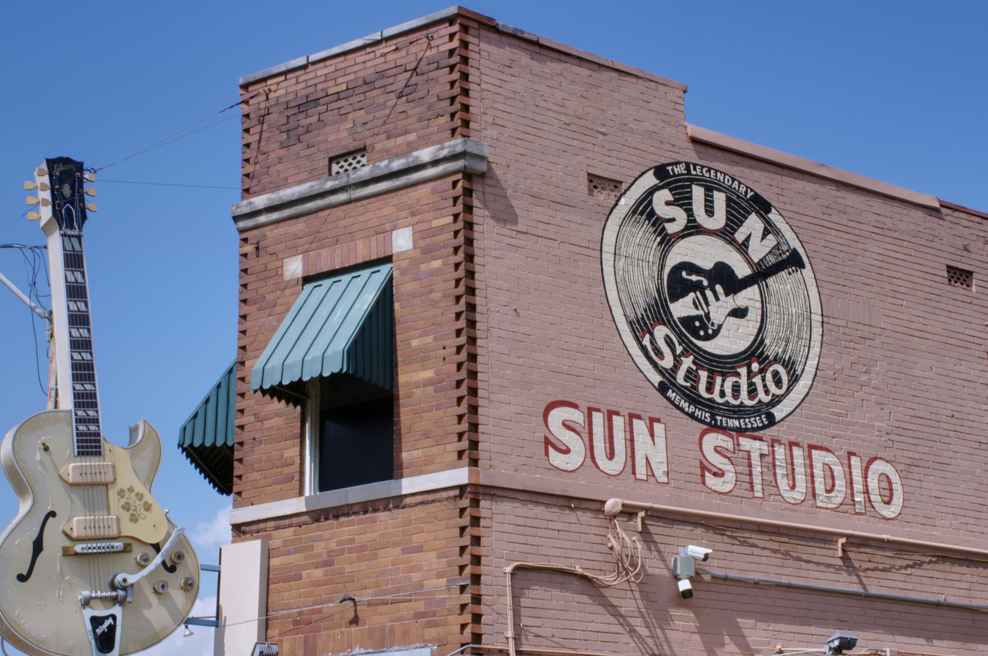 Sun Studio’s brick exterior and large guitar sign in Memphis