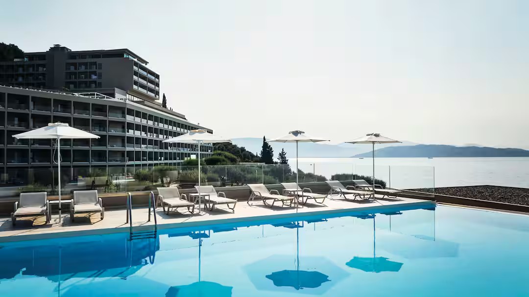 Sea-facing pool and beach at TUI BLUE Atlantica Nissaki Beach in Corfu